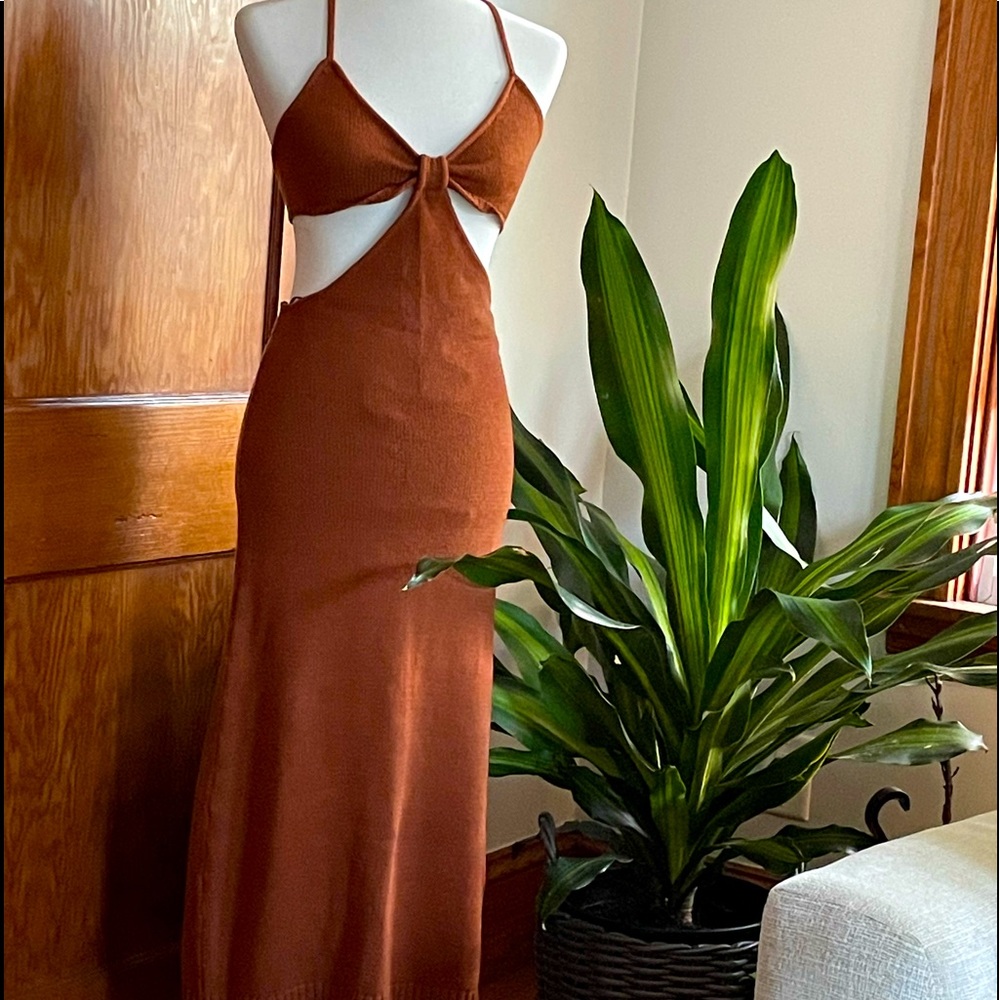 Selling this brand new, sexy but elegant dress. Can fit size 4-8. Great quality